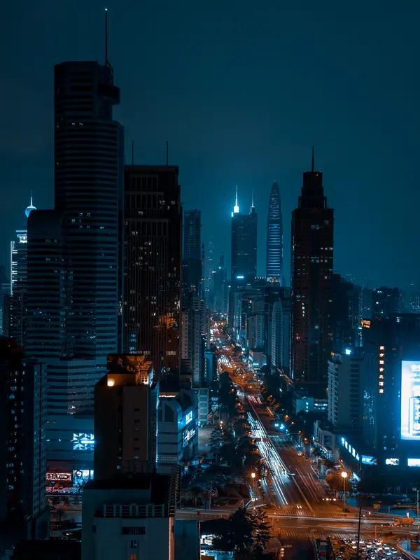 大年初一，走在深圳的街道上，真有种被时空“封印”的感觉。平日里繁华喧嚣的深圳，此