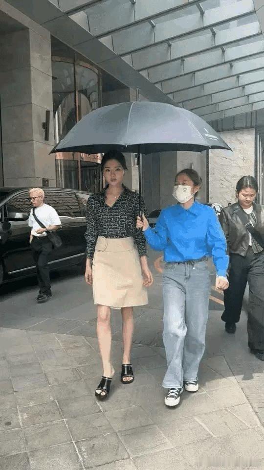 任敏身高不矮呀，看着挺高挑的。她身材比例不错，在人群中挺出众，整体形象很有气质呢