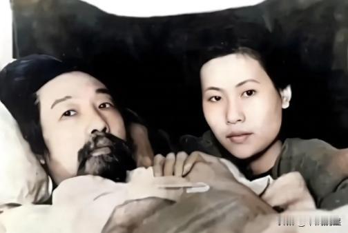 1951年，徐悲鸿因突发脑溢血，导致半身不遂（偏瘫），住进了北京医院。当时，比徐