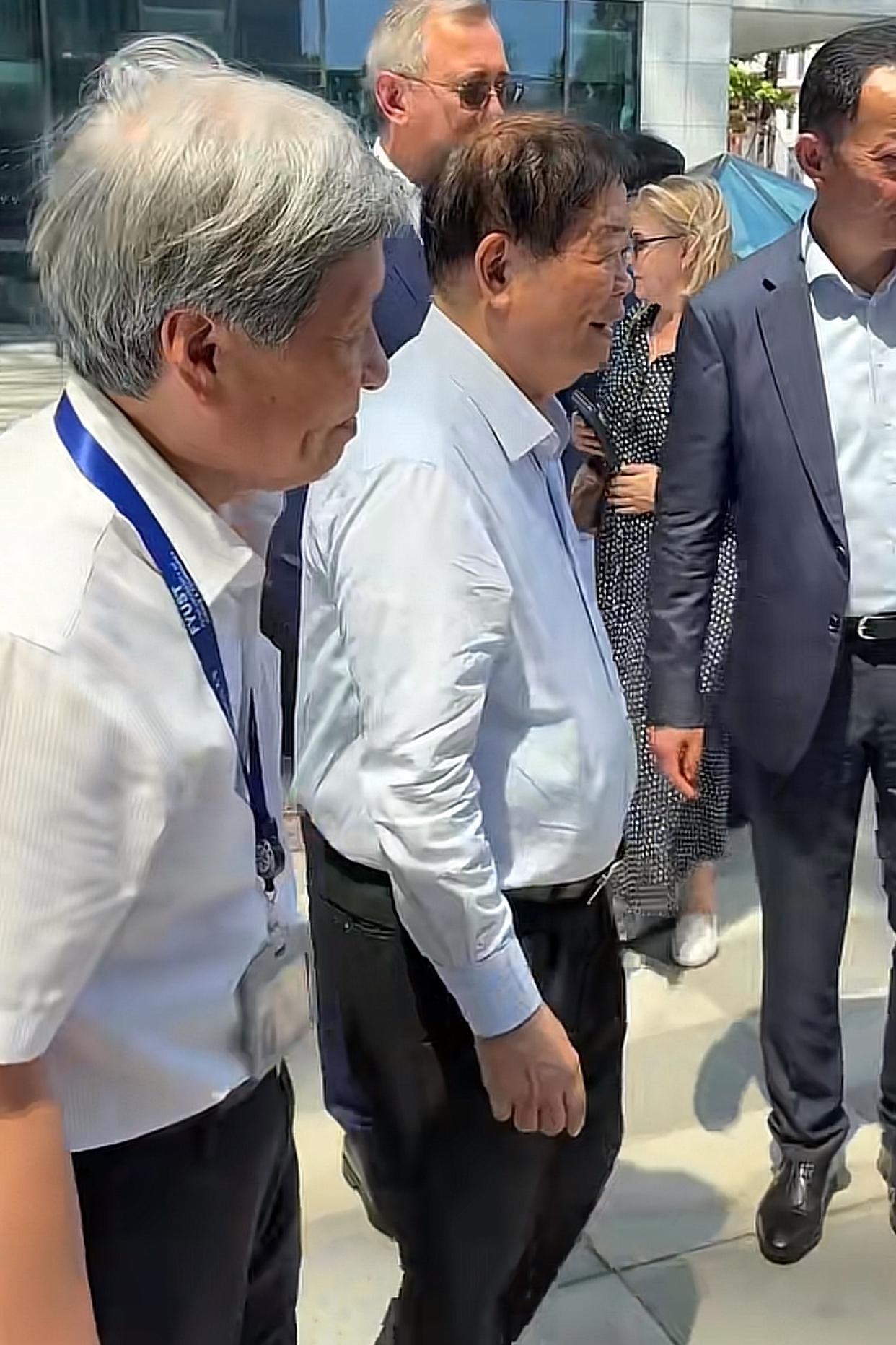 福耀科技大学曹德旺亲自迎新估计最激动的就是新生了进了曹德旺亲自盯出来的学校，