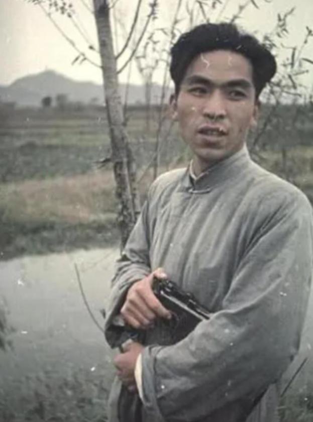 1947年，地下党被处决前婉拒房东送的断头饭：“我吃不下”，房东弯腰轻声说：“这