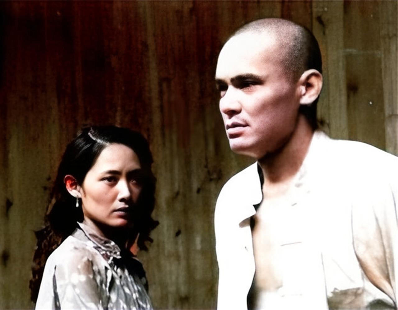 一日，大土匪覃国卿正搂着堂婶睡觉，不料堂叔突然回到家中，见到眼前一幕，堂叔当即拔