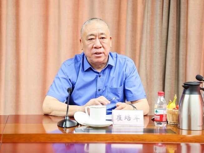 崔培军其实有个很大的短板。网上到处都在夸崔培军有多厉害，可他身上有个对公司并不有利的毛病，那就是心肠