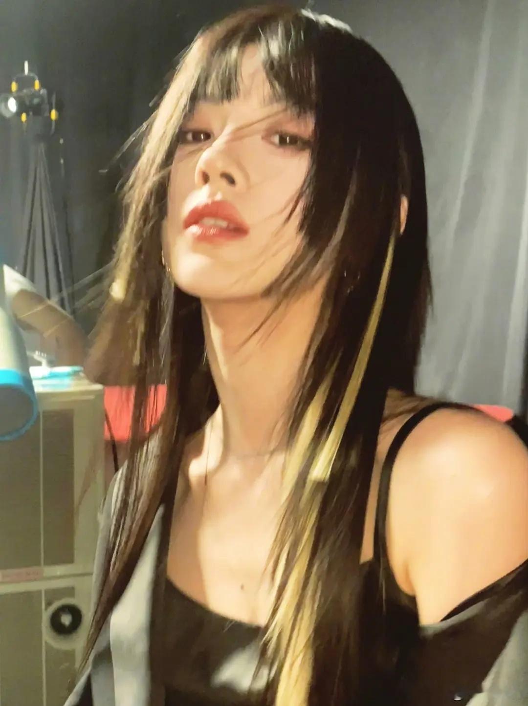 鞠婧祎的金色挑染公主切人怎么能美成这样🤤​​​