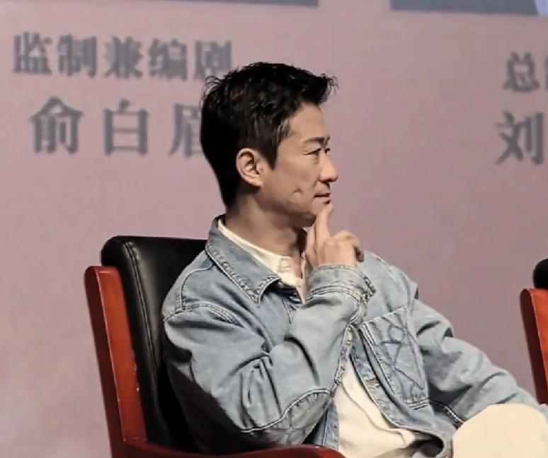 吴京得多加注意身体健康呀！3月27日下午，五经参加活动，他坐在椅子上，用手撑