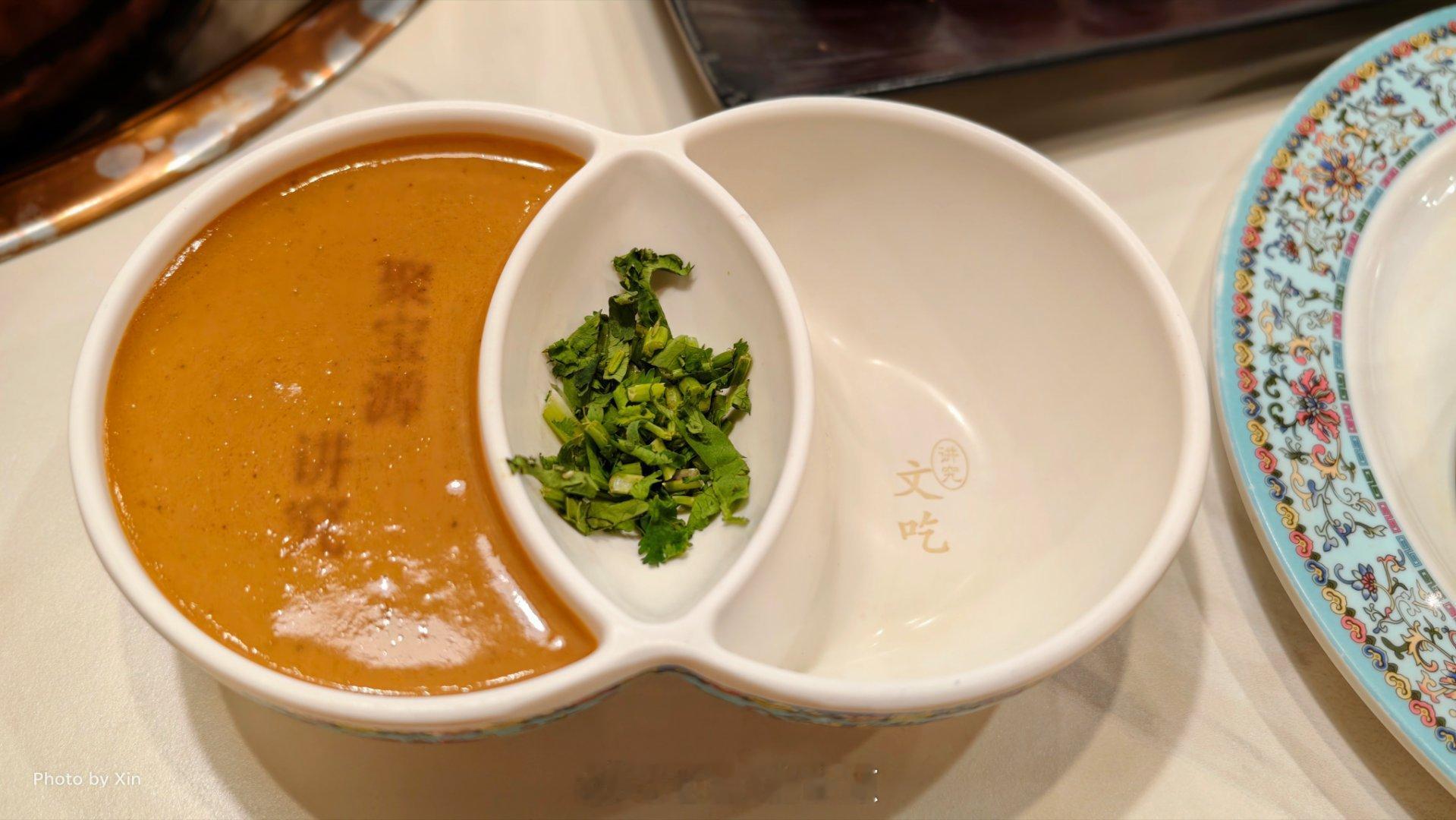 在北京吃铜锅，如果这个店是自助小料台，那这个铜锅一定不正宗。正宗的铜锅，每家都要
