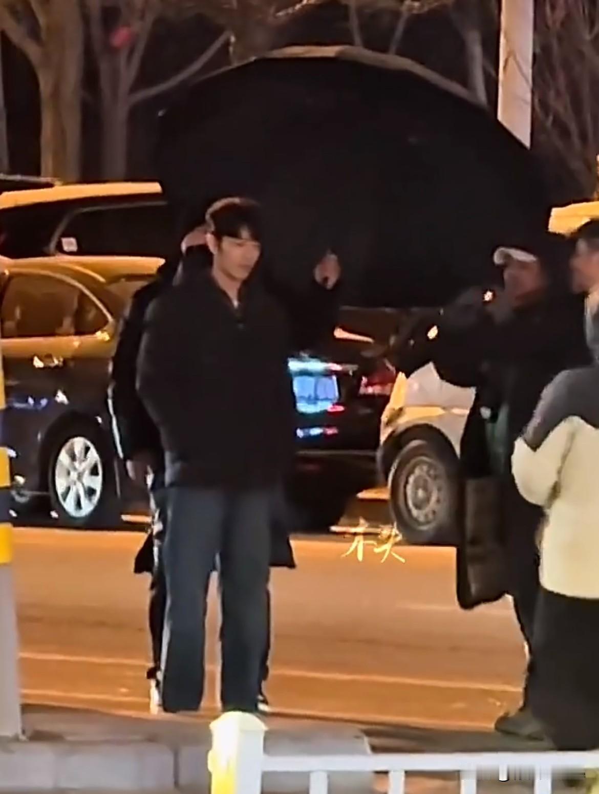 2月4日，肖战离开剧组，出发🧣之夜！《小城良方》拍摄尾期，肖战超忙，参加完?