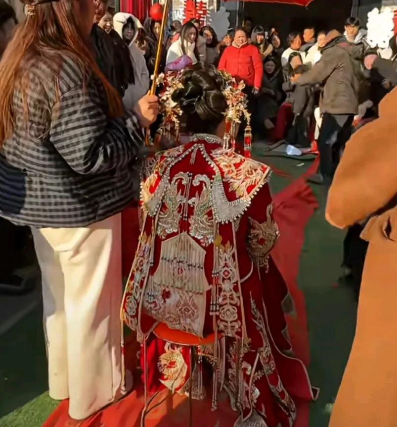 娘还没下婚车，新郎的家门口就被人拦了起来，亲戚们说不要多，给66条喜烟就可以