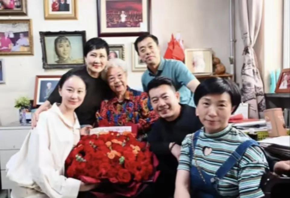 田华的精神面貌真的好让人羡慕哦，97岁还可以坐在沙发上接待端午节慰问自己的张凯丽