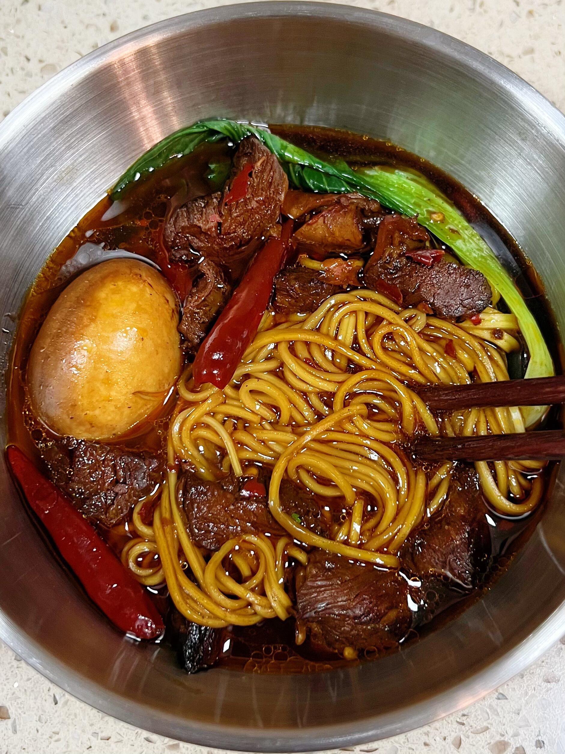 这个红烧牛肉面真的一绝，巨巨巨好吃！