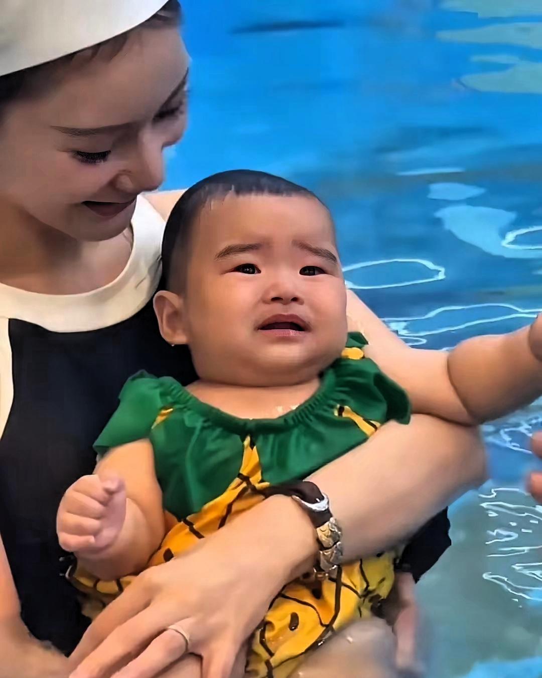 仅仅五个月的小婴儿，连翻身、爬行都难以自主完成，身体各项器官还处在稚嫩发育阶段，