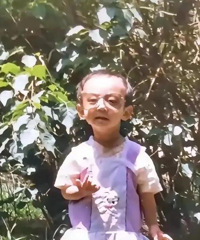张唯一长得一点不丑，只是有点怪有点各色。对一个小男孩来讲，穿一条粉嫩的裙子