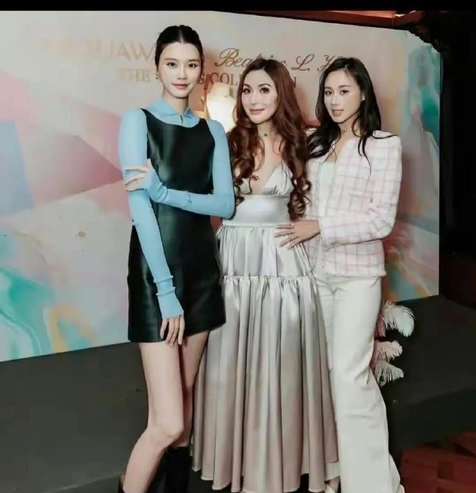 奚梦瑶做为超模出身，怎么不教教小姑子何超欣穿搭呢？这样的打扮有点稍土，配不上身家