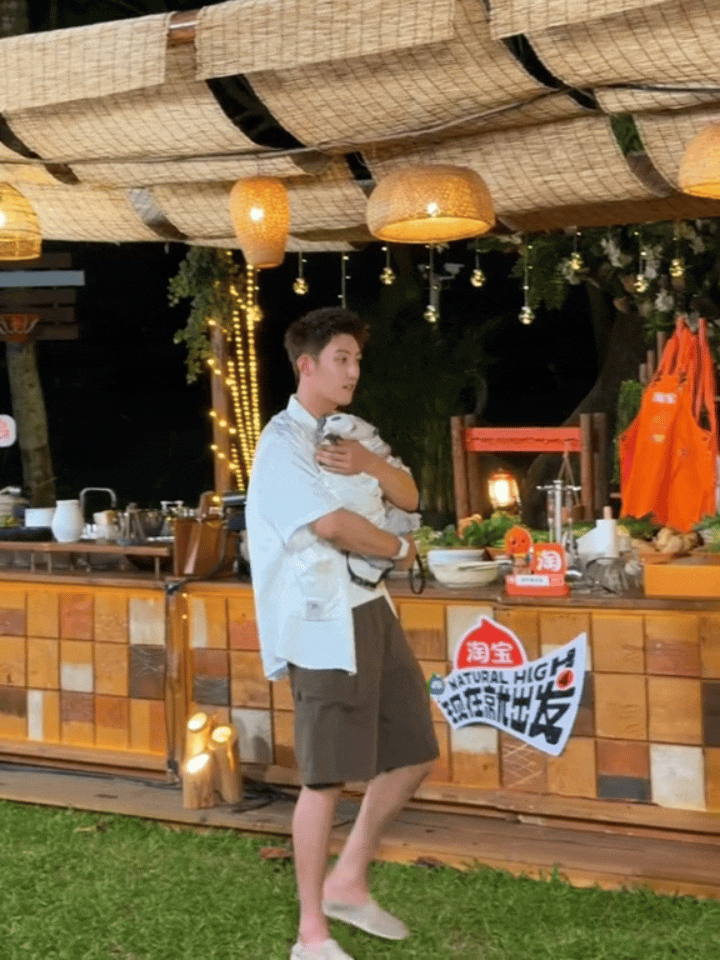 黄景瑜没有更爱哪一只小狗，他就是平等地宠爱每一只出现在他面前的狗狗，跟体型，品种