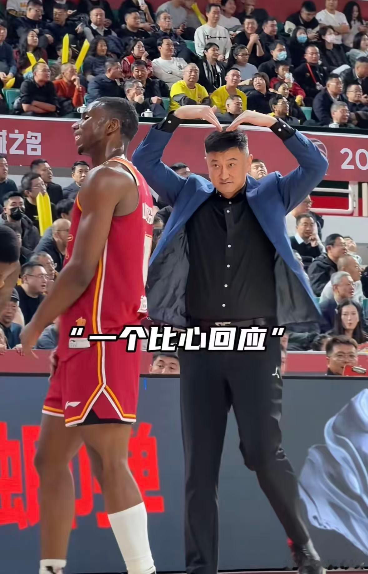 对付超雄哥迪亚洛，杜指导太可爱了哈哈哈哈！一个比心做出回应，篮球场上还是要回归篮