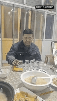 这是喝酒还是玩命？这么短时间内喝五大杯白酒，身体能承受的了吗？从医学的角度上来