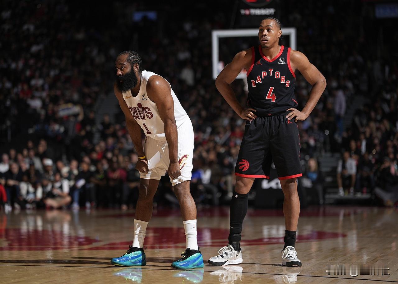 常规赛装死，季后赛大爆发的球员坎宁安常规赛23.9分，季后赛33分麦科勒姆