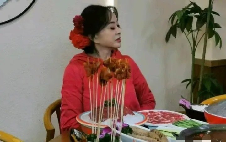 重庆一家火锅餐馆开业，76岁刘晓庆现身，她做了簪花造型，化着妆，看出了几分少女感​