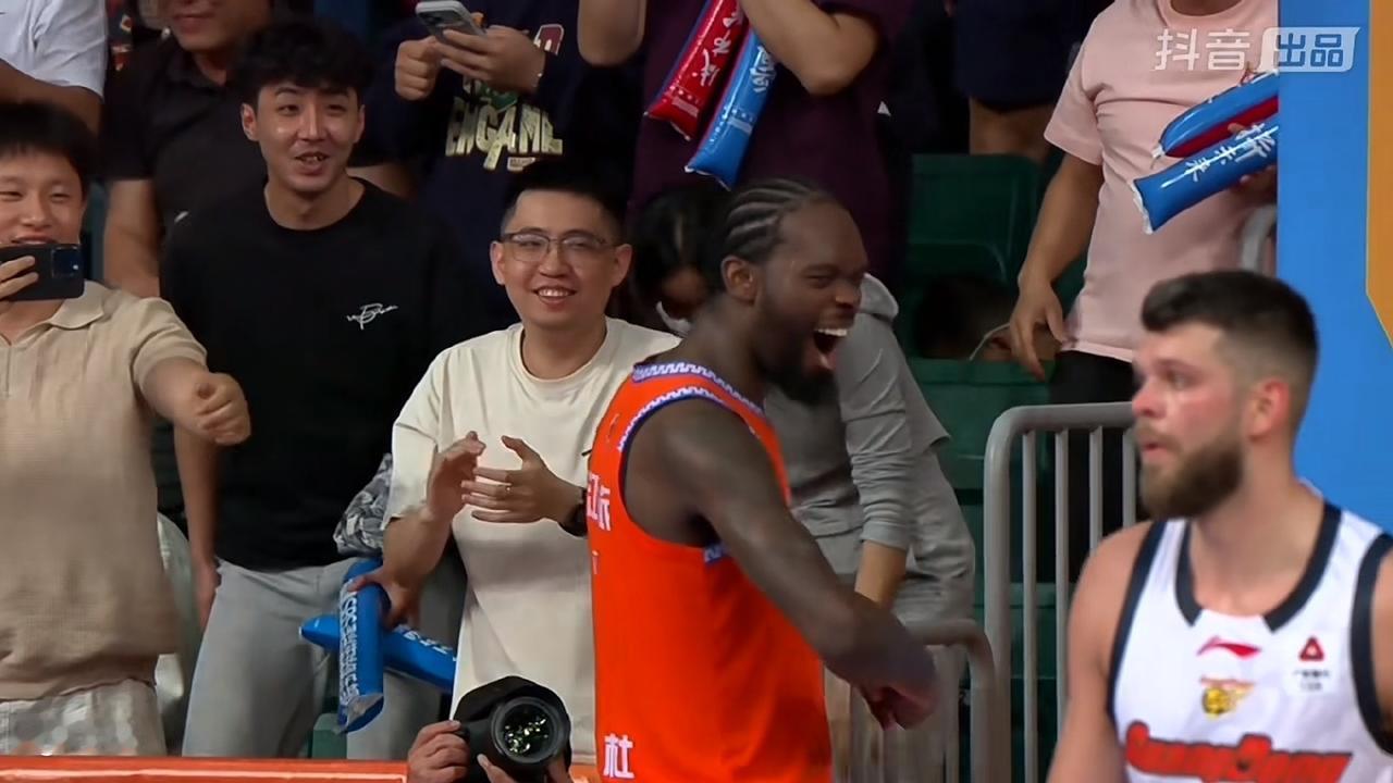 虽然拉科塞维奇首秀表现出色，但因为输掉了比赛，赛后还是招到了福建队大外援马昆杜的