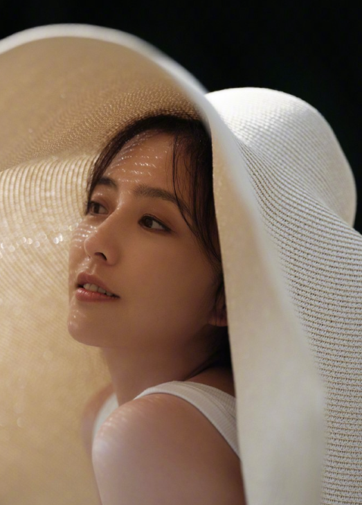 佟丽娅白色吊带裙惬意午后写真