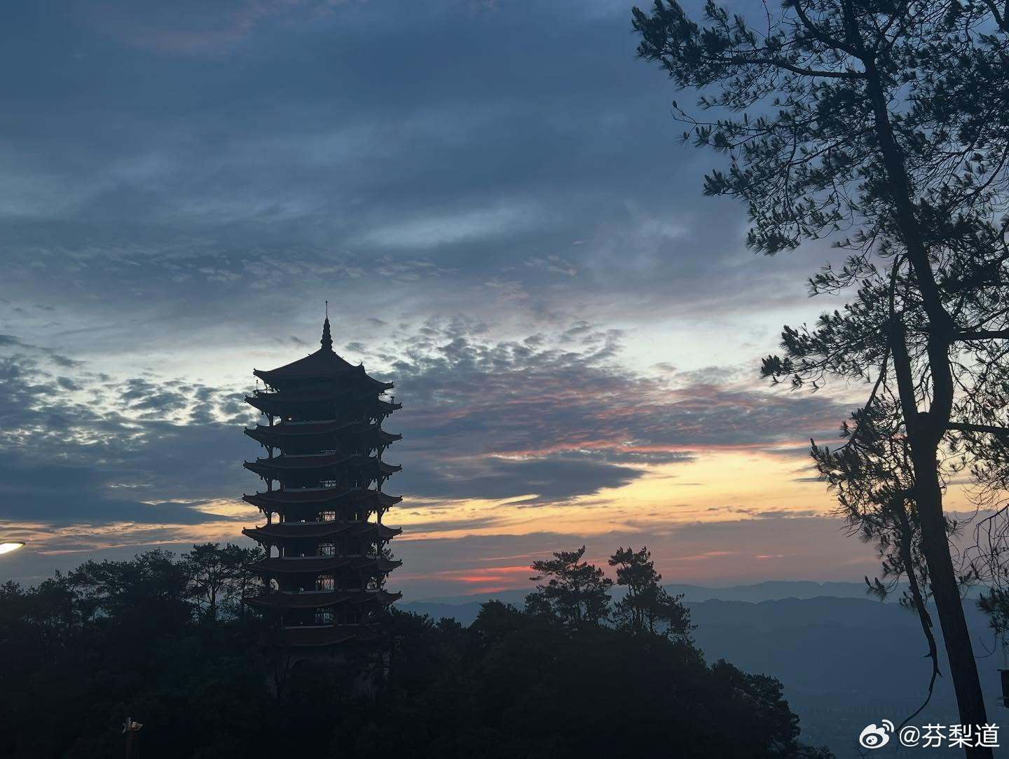 袁心玥果子回重庆了，并且去爬了缙云山……如果旅游能偶遇袁心玥那应该还是挺