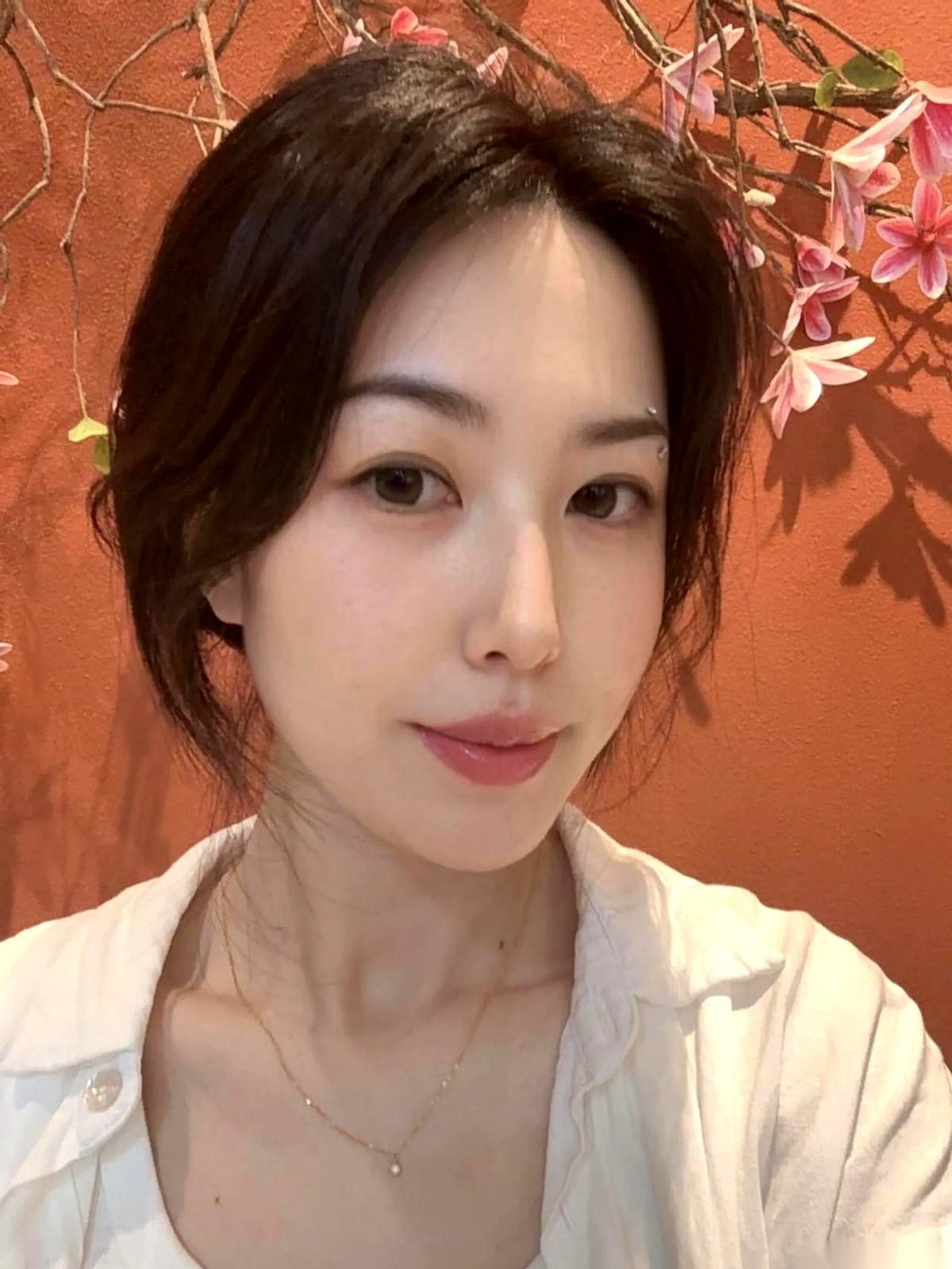 离婚协议。十四年的老公，就这么从微信上甩过来一份离婚协议。像甩过来一张外卖优