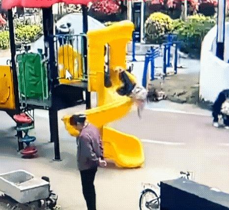 你说带娃累，但眼睛离开孩子两分钟，可能就出大事！有个奶奶在公园跟人聊得起劲，手