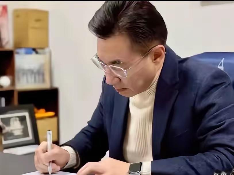 6月1号江启臣公开站队，力挺郑丽文，咬定两岸和平、坚决反对台独。民调大幅攀升。