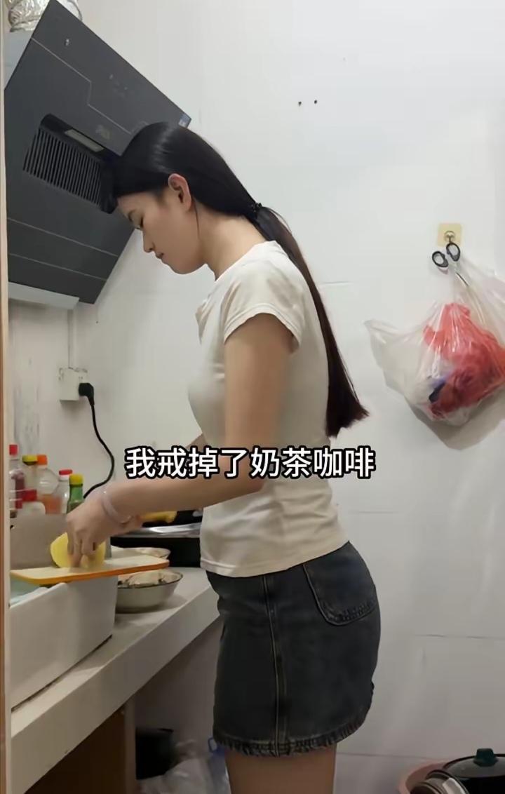 邻居家的姑娘，既漂亮又懂事，真让人羡慕！女孩今年23岁，刚大学毕业，自己租了一个