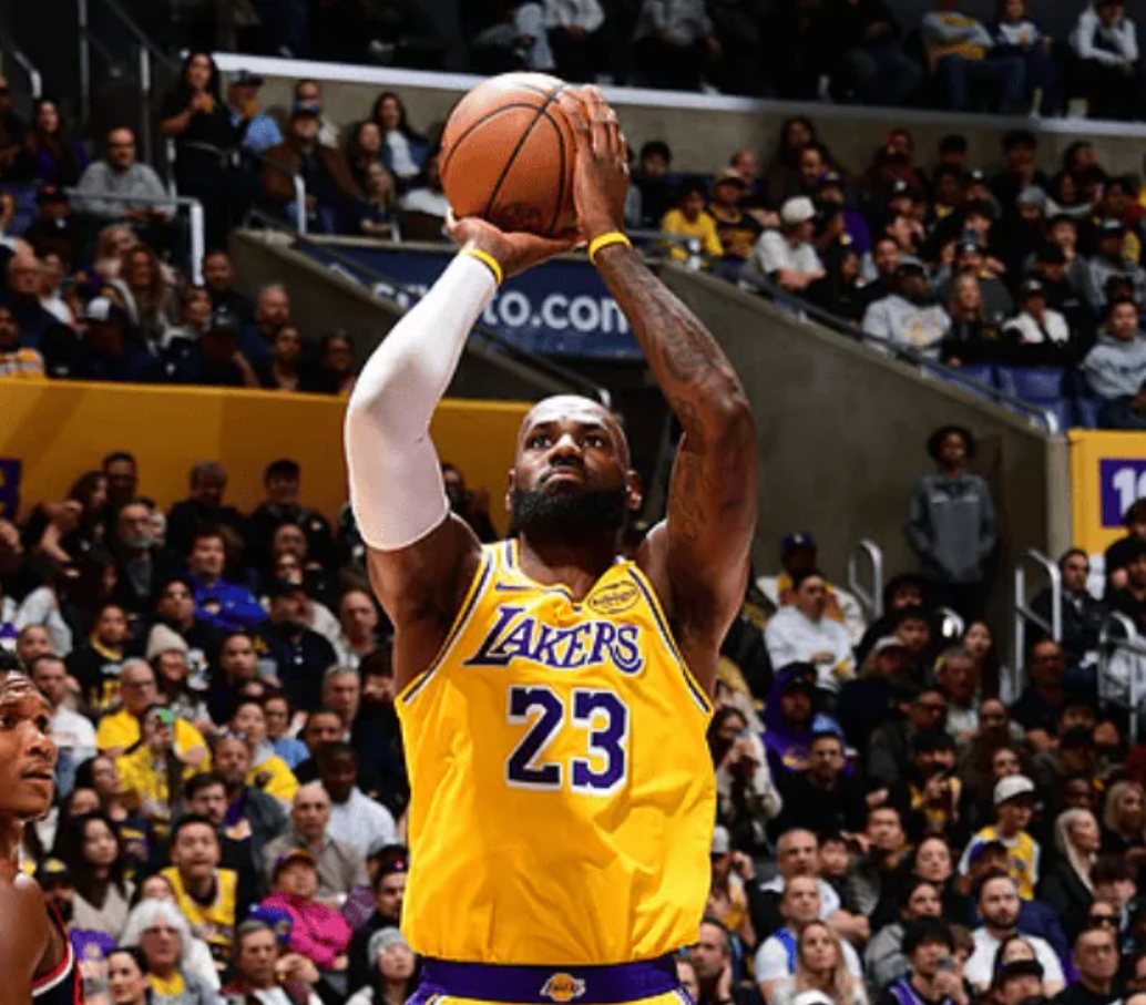 NBA常规赛，湖人以125-122击败快船。全场比赛，湖人球员勒布朗-詹姆斯得