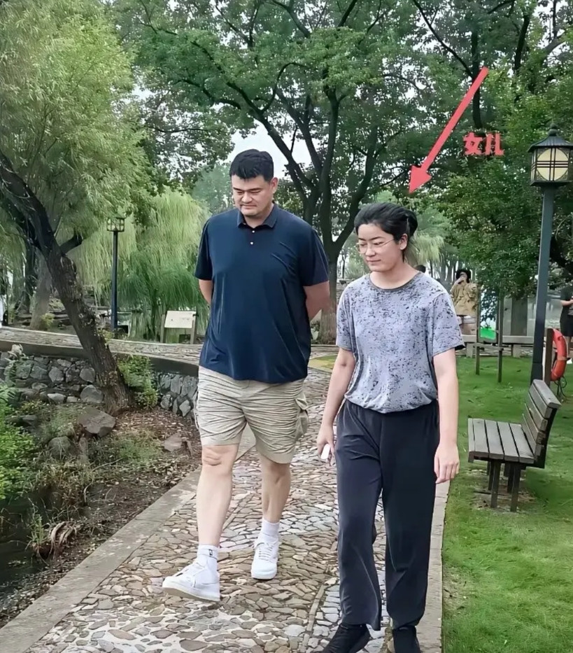 好基因真不是盖的，姚明女儿的个子已经快到姚明的肩膀高了！大姚女儿这近视度看着