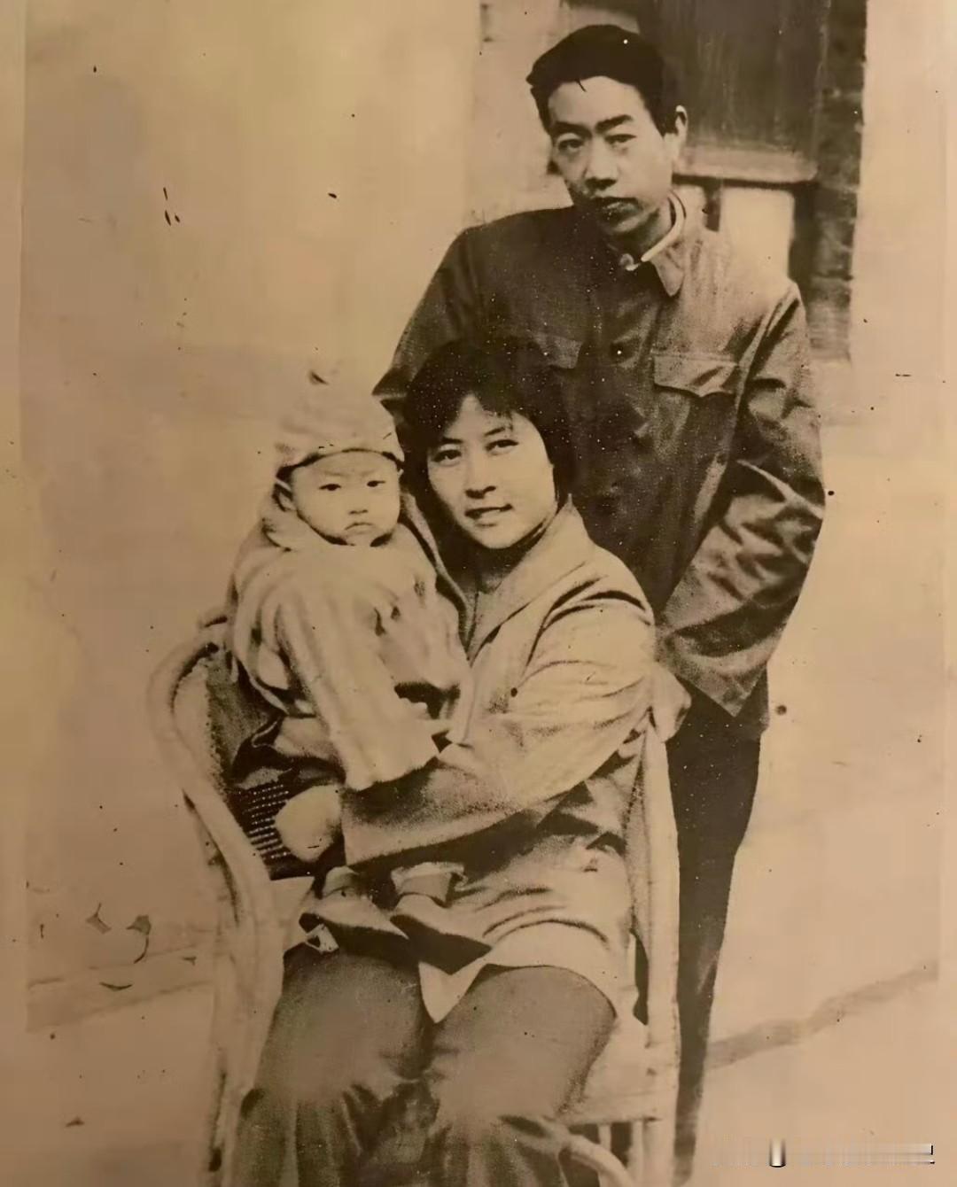1980年那张贾平凹与发妻和怀中幼童贾浅浅的合影，温馨又治愈。那时的贾浅浅软软糯