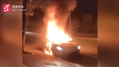 车主是万万想不到呀，自己的小米汽车只是磕到了底盘，最后却烧了个面目全非。11月