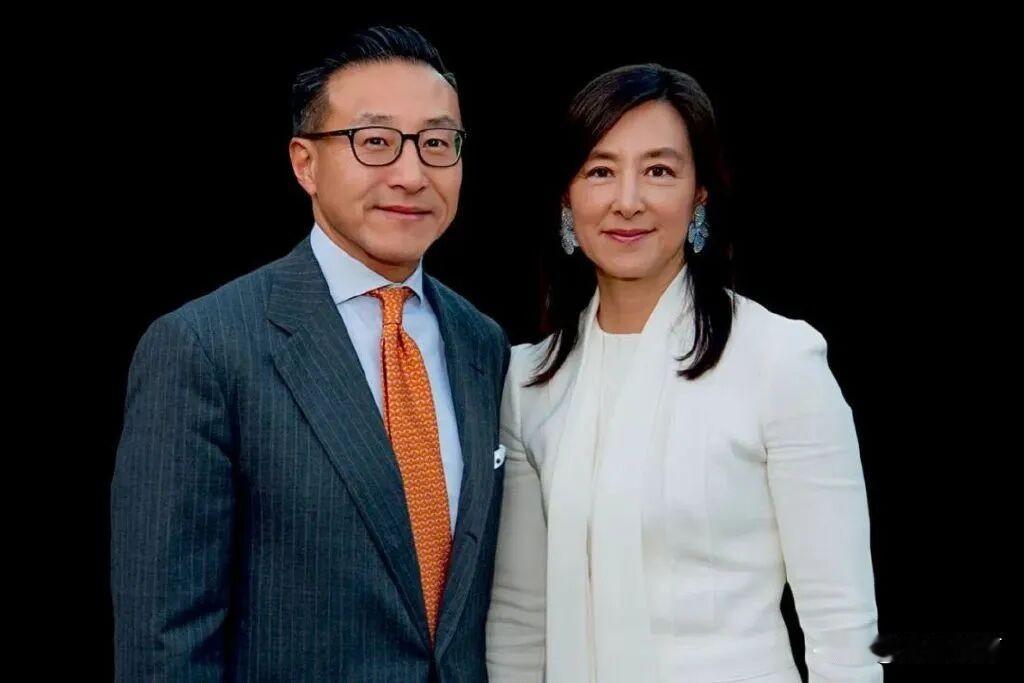 蔡崇信的前妻吴明华ClaraWuTsai，作为电影的制片人，参加了威尼斯的电