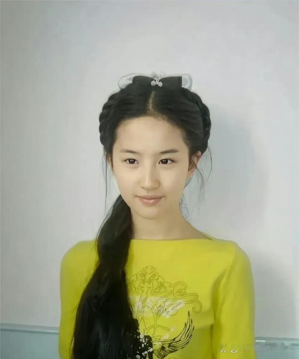 刘亦菲18岁时去面试小龙女拍摄的素颜照，这就是天选的小龙女吧！