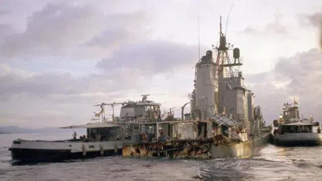 1969年，一艘美国驱逐舰正在南海夜航，突然，一声巨响传来，紧接着一只庞大的物体