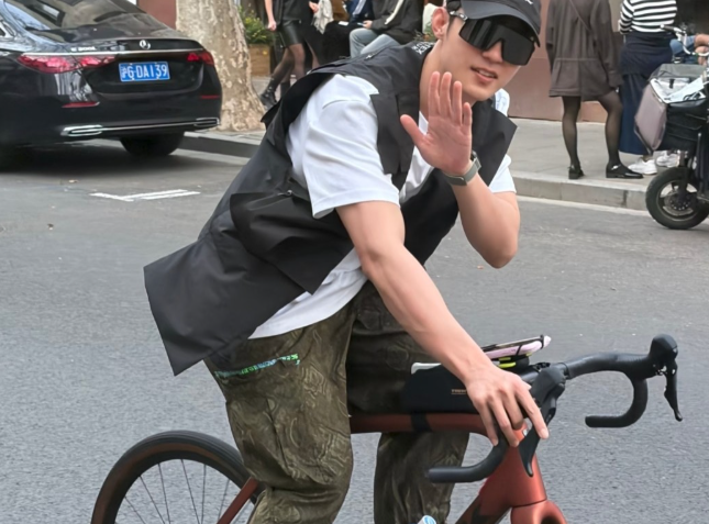 黄景瑜现身上海街头被网友偶遇这张路人偶遇黄景瑜随手拍的生图，完全藏不住黄景瑜的