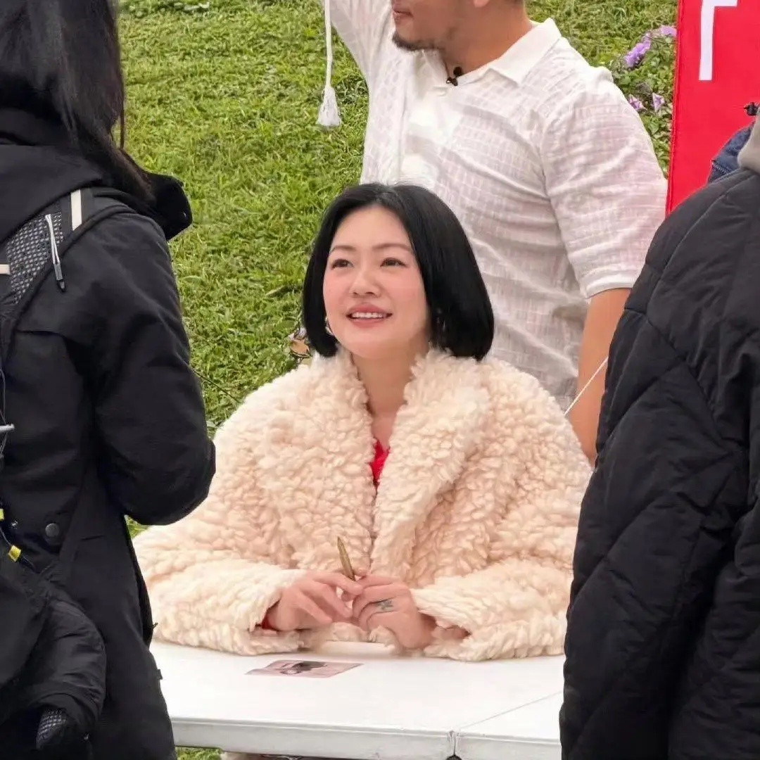 48岁小S在台北街头办签名会，她真人看起来好年轻，皮肤白里透红，身材丰腴。就是个