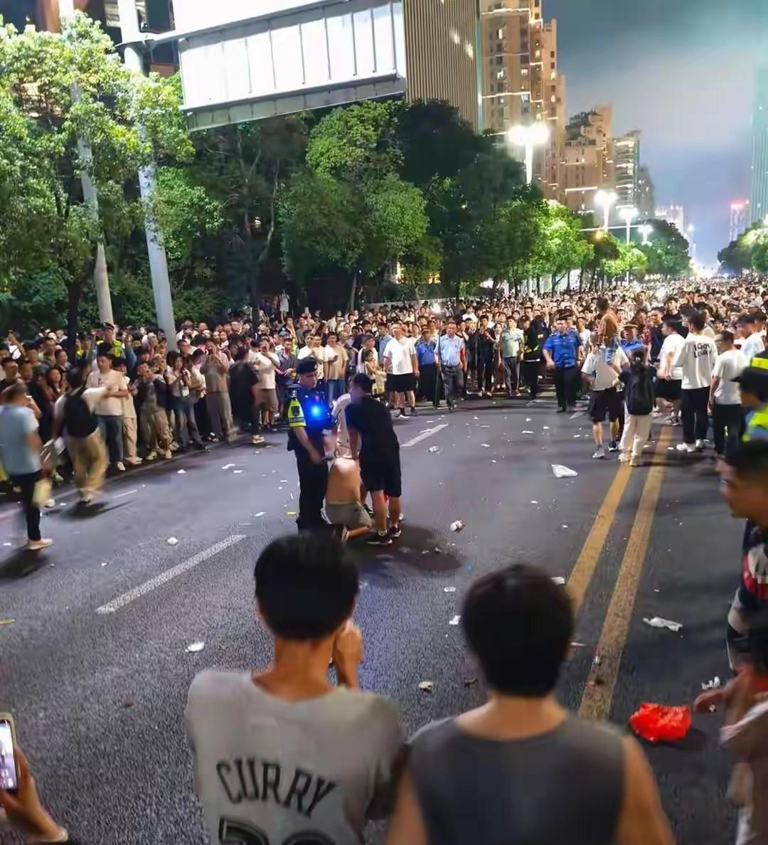 10月1日晚上，江西南昌的李先生带着三个外甥在红海滩世贸路上游玩，由于比较热，他