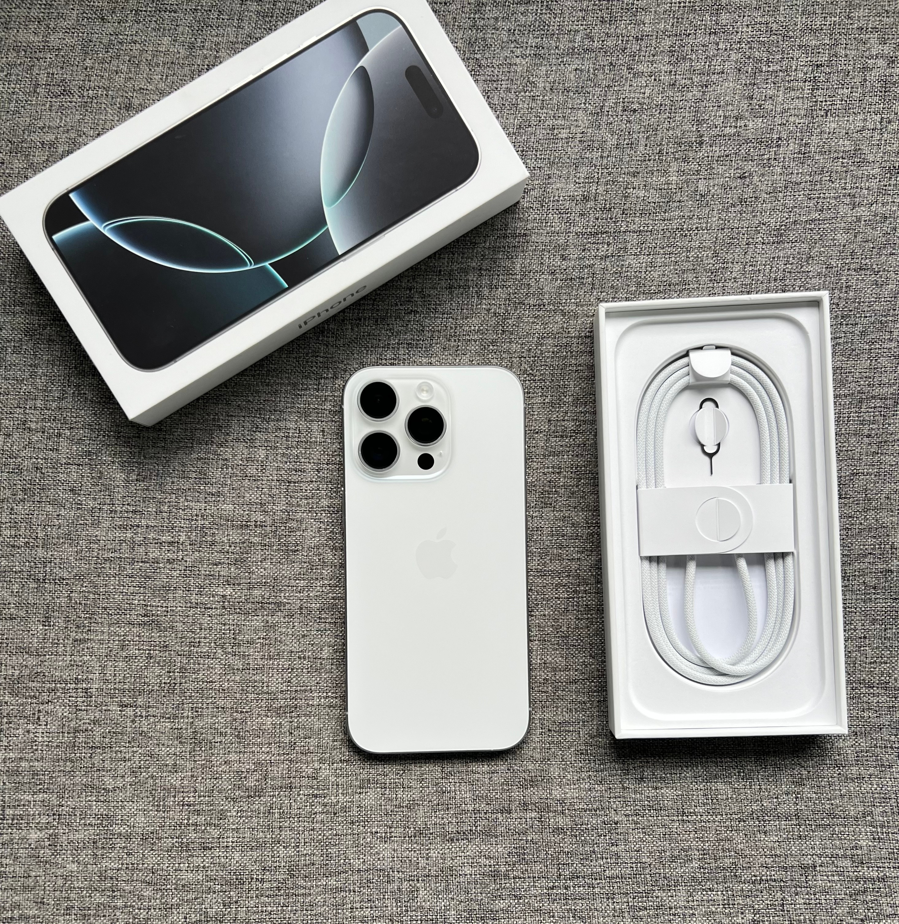 国行iPhone16Pro256G白色钛金属，99新全套带发票，电池循环1