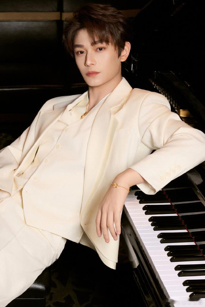 丁禹兮好长的腿丁禹兮好长的腿真的是太帅了呀，这么长的大长腿，直接就已经撩到了呀