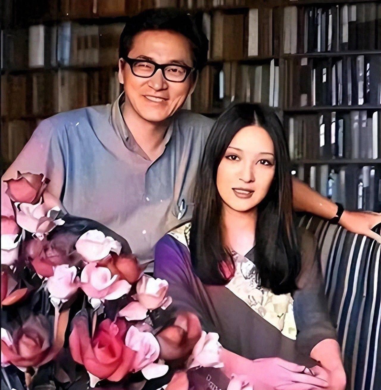 2018年，病痛把李敖困在了台北的病房里。这位骂天骂地骂了一辈子的狂人，终于骂不