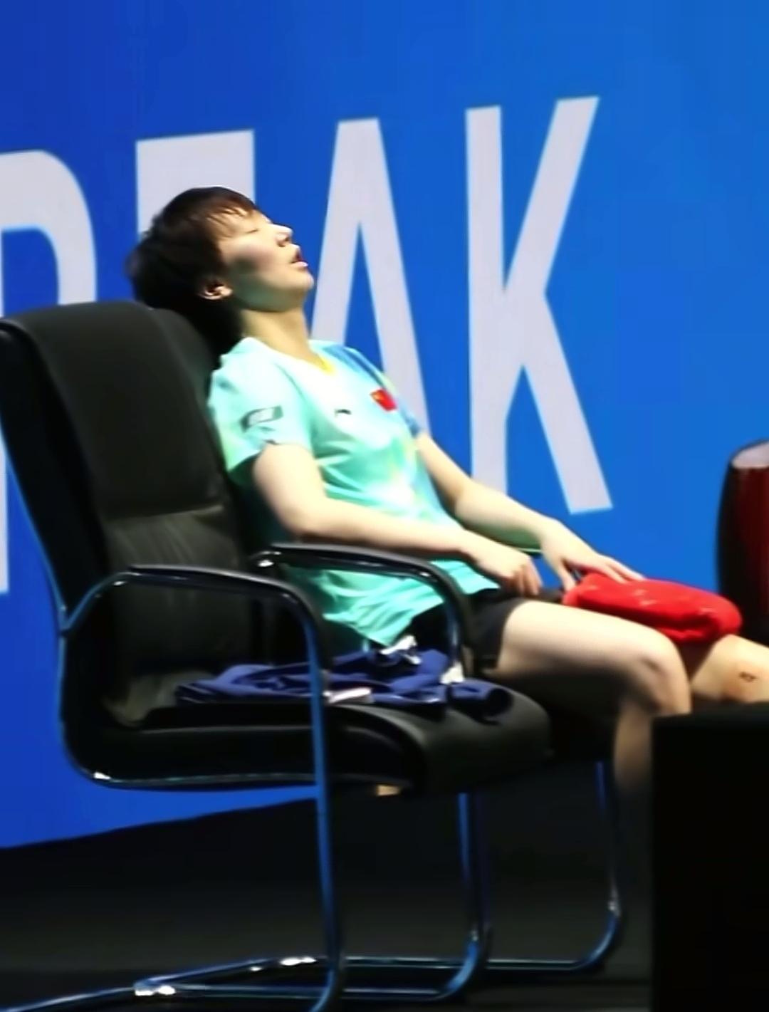 真的是越看越心疼王曼昱拿到亚军最大的原因可能是因为她的心理压力太大了，周围球