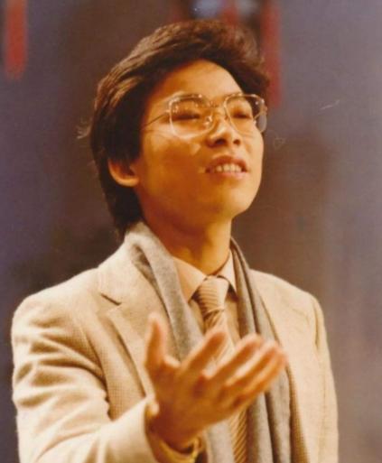 1982年，张明敏唱完《我的中国心》后，被香港乐坛除名，正当他心灰意冷准备回电子