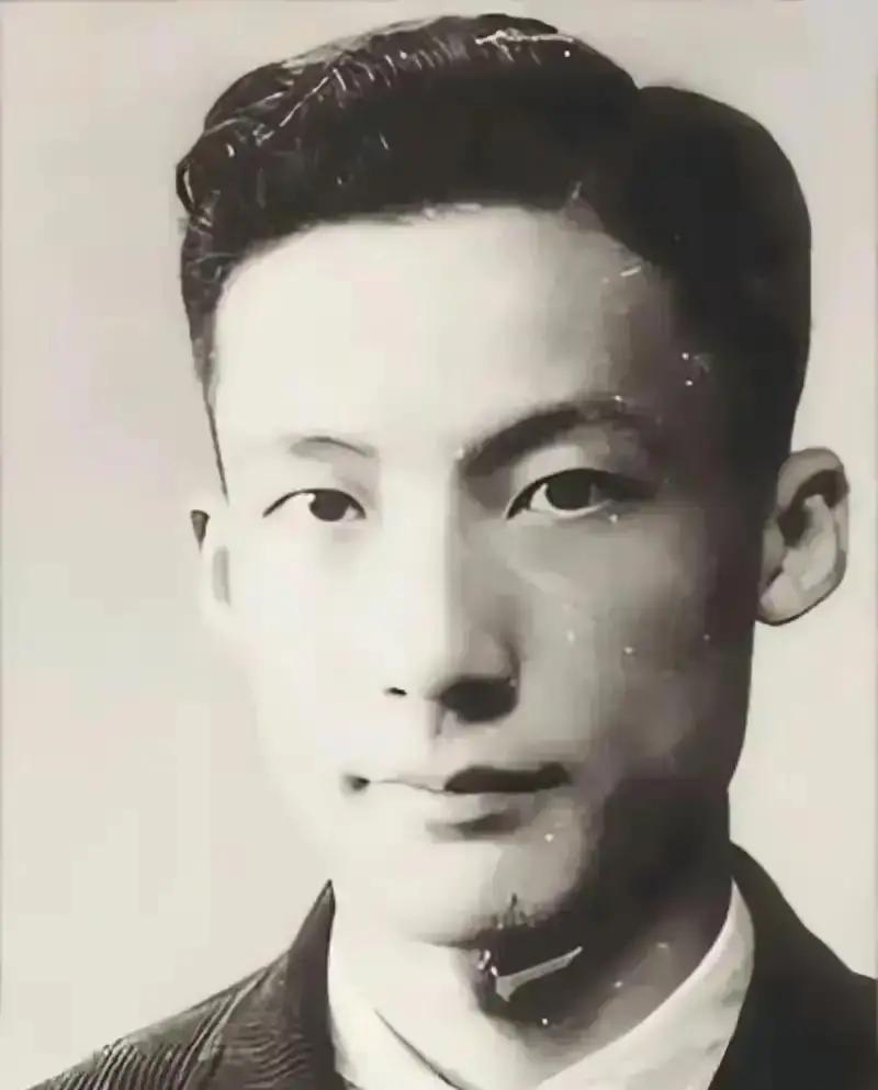 1949年，毛人凤下令处死朱君友。朱君友坦然赴死，却发现枪决他的2名特务，朝他频