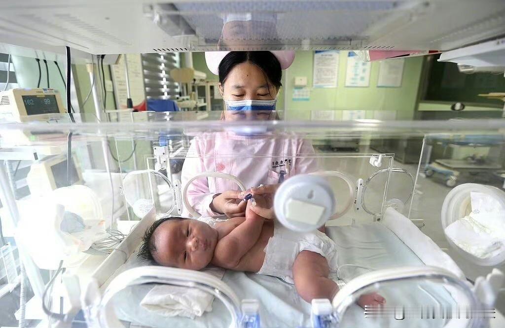 2026年生的不是娃，是省钱。不是因为辅助生殖能补贴一万块。和三孩家庭每月能