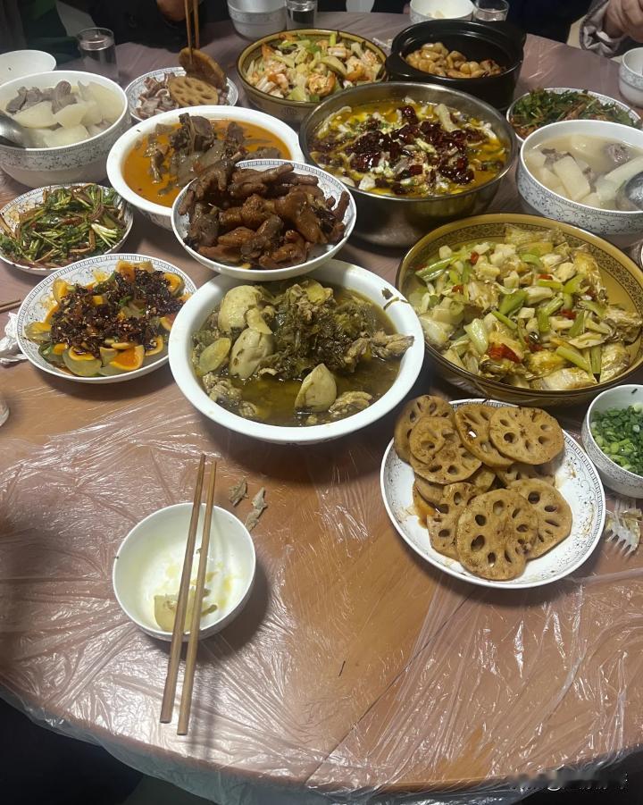 这桌菜，配五粮液比较好？还是配茅台比较好？