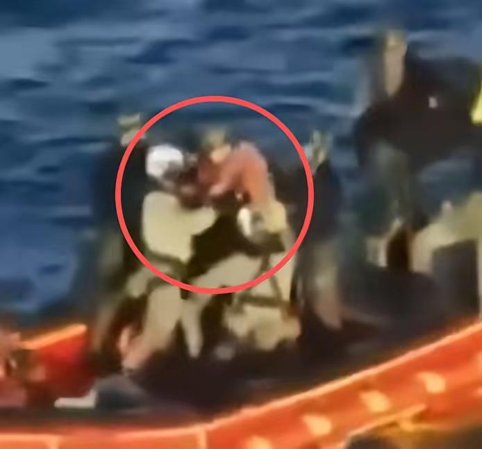 不得不说，美国的航天技术还是厉害！​这四名宇航员，溅落在海上之后，是在工作人员