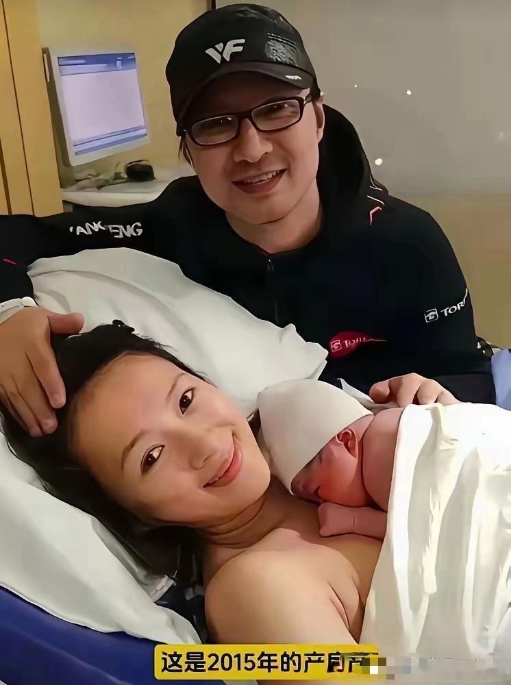章子怡有一张产房照，是她光着上身抱着女儿，汪峰就在旁边看着。看到这张照片，很多人