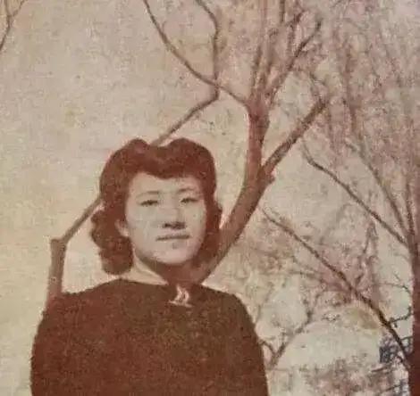 1934年，大婚当日，苏青撞见表嫂坐在丈夫腿上，她选择隐忍并生了5个孩子。有一天